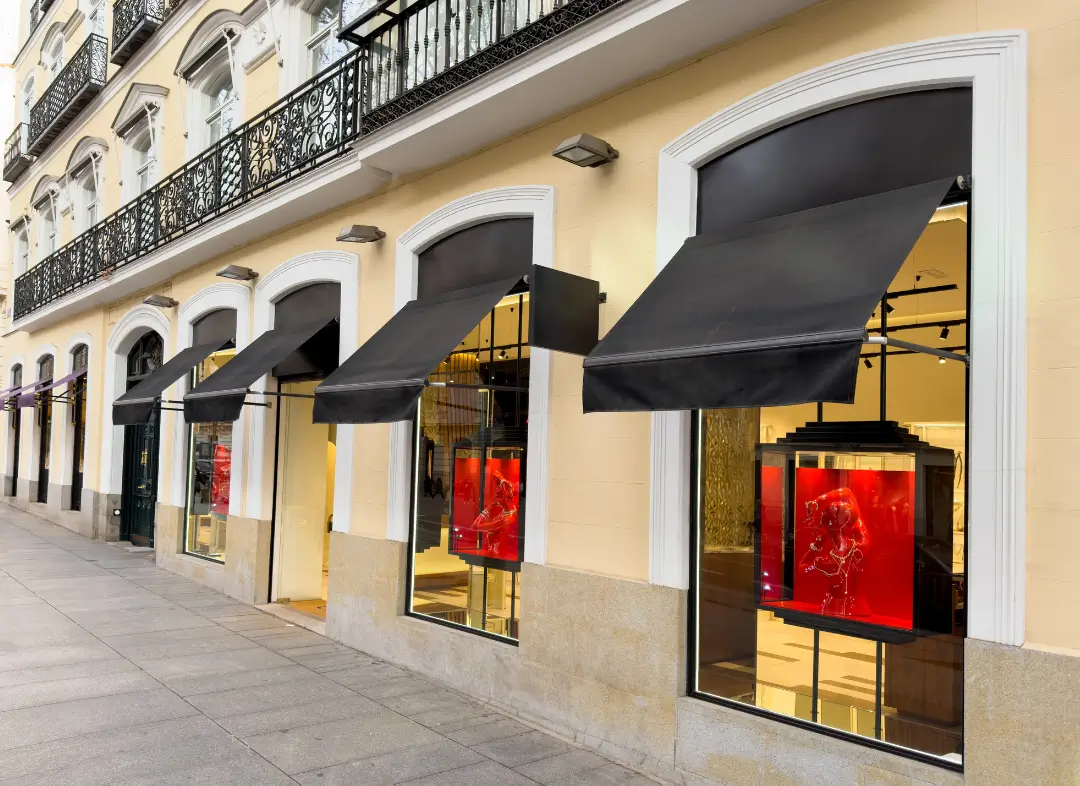 Façade vitrine de magasin en aluminium sur mesure à Béthune